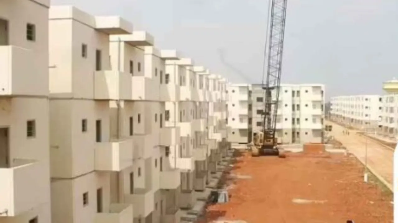 प्रधानमंत्री आवास योजना में गड़बड़ी का आरोप: तीन माह बाद भी समाधान नहीं, हितग्राही भटकने को मजबूर 