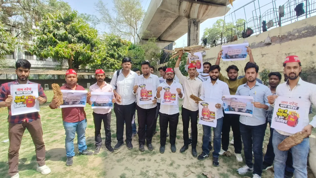 गैस सिलेंडर संकट पर भड़के छात्रः समाजवादी छात्र सभा ने लखनऊ विश्वविद्यालय पर किया शांतिपूर्ण विरोध प्रदर्शन