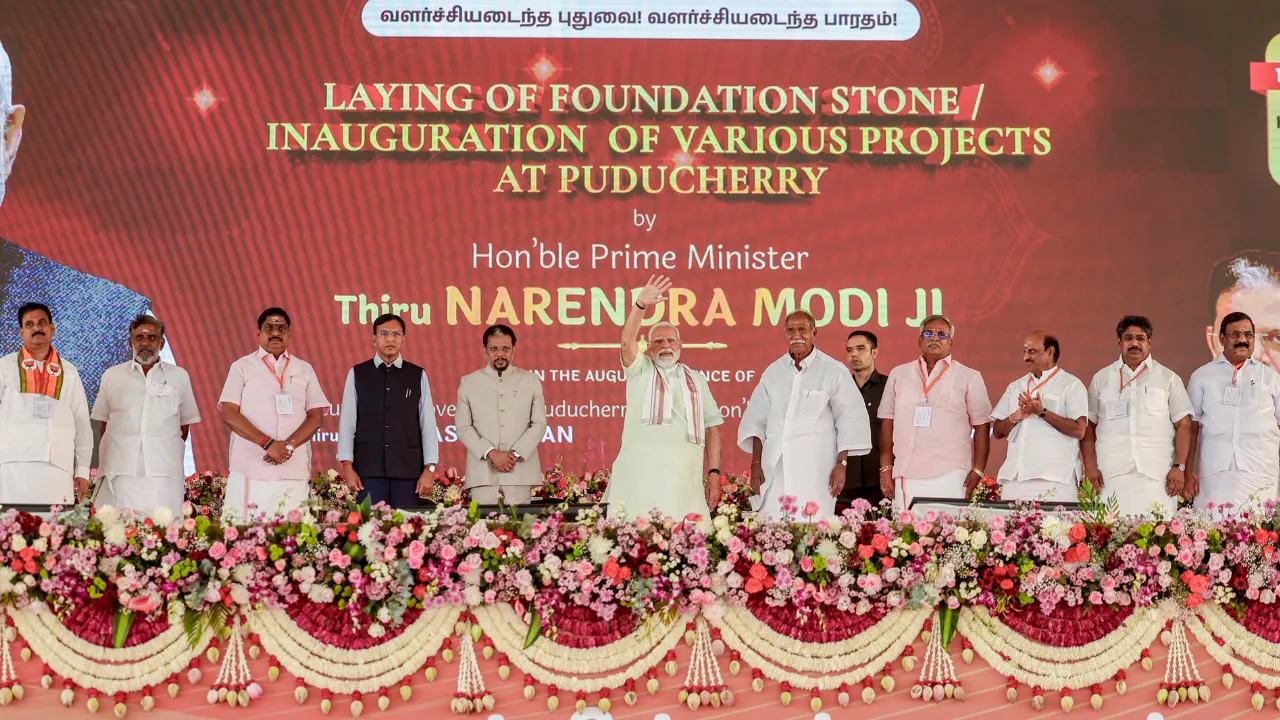 पुडुचेरी को पीएम मोदी की बड़ी सौगातः 2,700 करोड़ की मेगा परियोजनाओं का लोकार्पण, ई-बस से लेकर स्मार्ट सिटी और आवास तक... विकास की नई गति