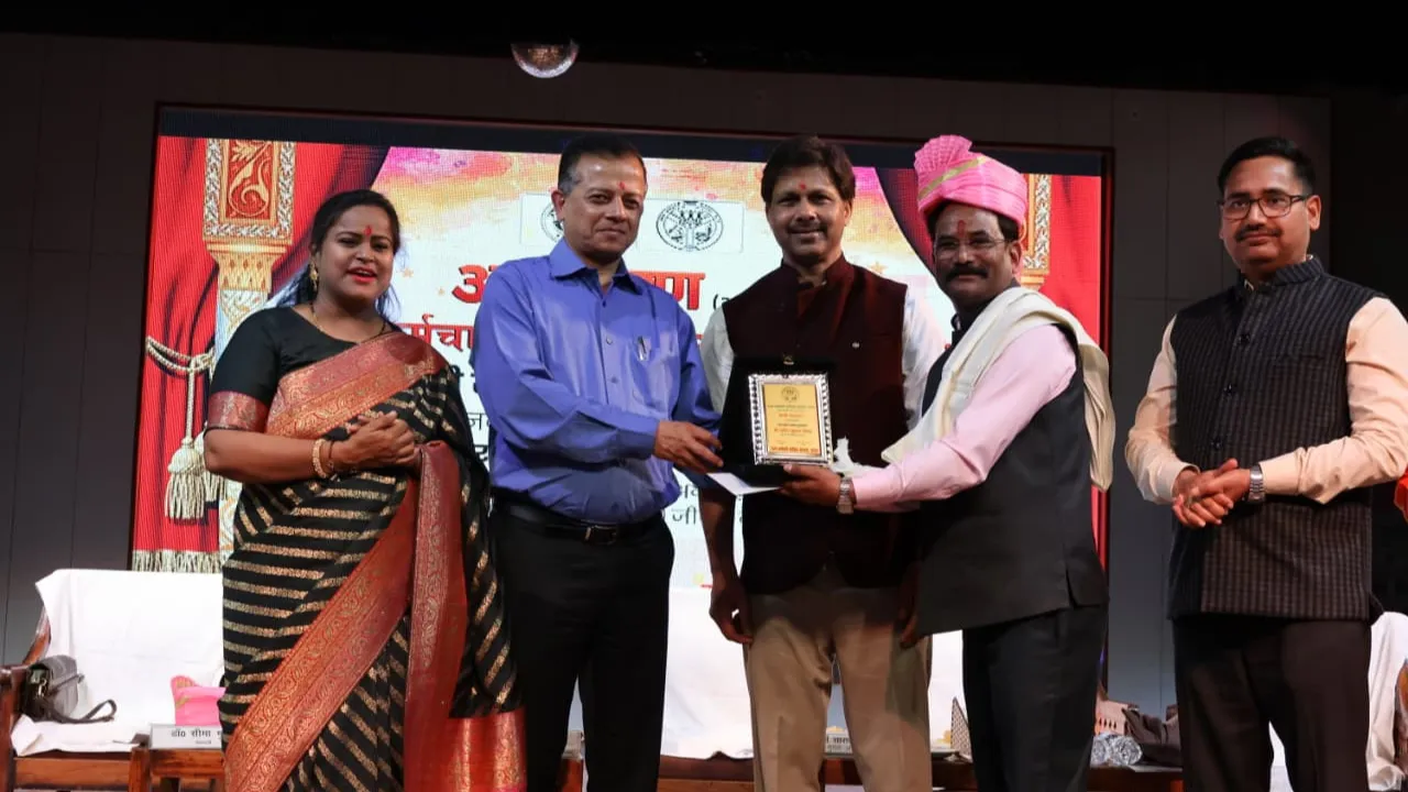 24 साहित्यकारों को पहनाई पगड़ी और दिए प्रशस्ति पत्र, राज्य कर्मचारी साहित्य संस्थान ने दिए एक-एक लाख रुपये