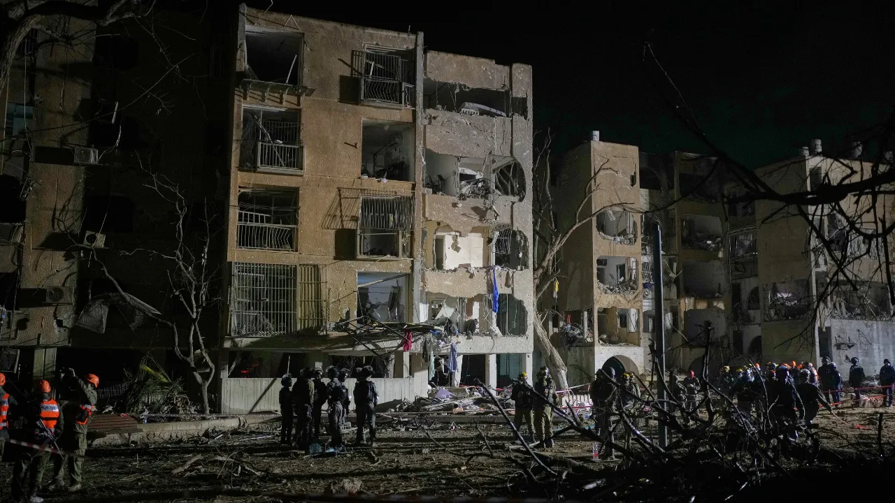 इजरायल की मिसाइल सिटी पर ईरान का ताबड़तोड़ हमला, 'लिटिल इंडिया' में 47 लोग घायल