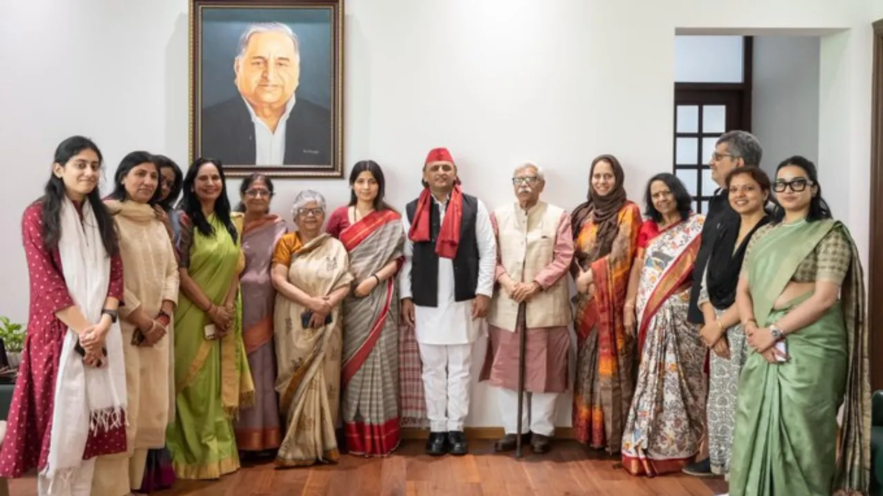 आधी आबादी के लिए 'स्त्री सम्मान-समृद्धि योजना' लाएंगे : अखिलेश यादव 