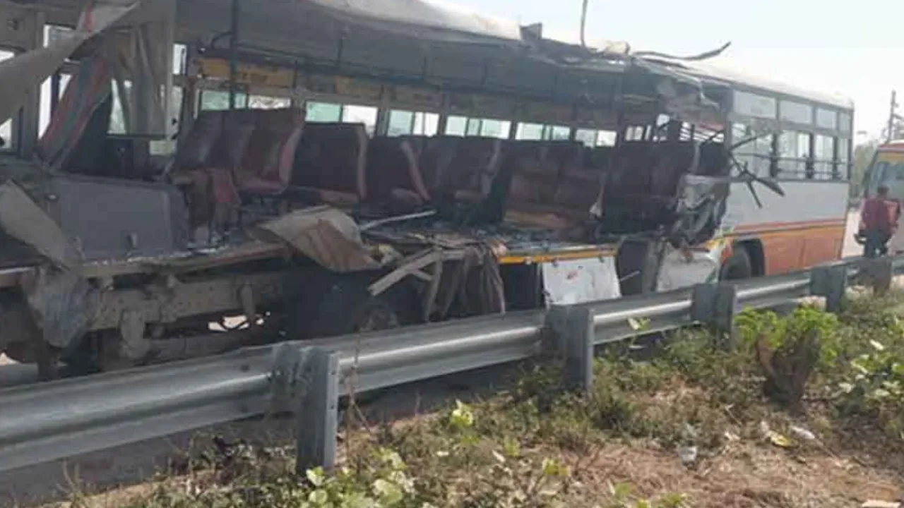 उन्नाव में भीषण सड़क हादसाः ट्रक से टकराई रोडवेज बस, तीन यात्रियों की मौत... 28 घायल 