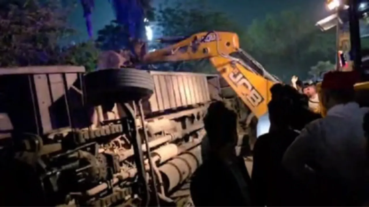 Delhi Bus Accident: करोल बाग में यात्रियों से भरी 'स्लीपर बस' पलटी, दो लोगों की मौत और 23 घायल 