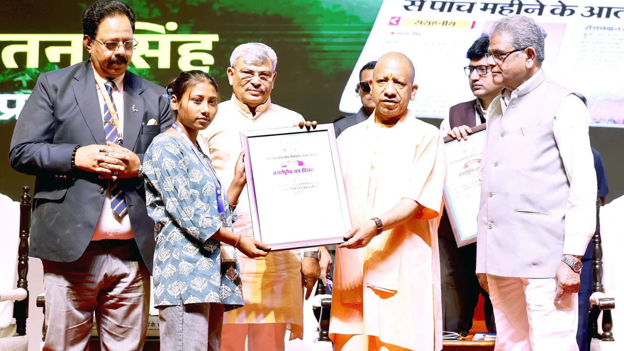 CM योगी ने किया 'अरण्य समागम' में वीर बच्चों को सम्मानित, वन दिवस पर दिया बड़ा संदेश