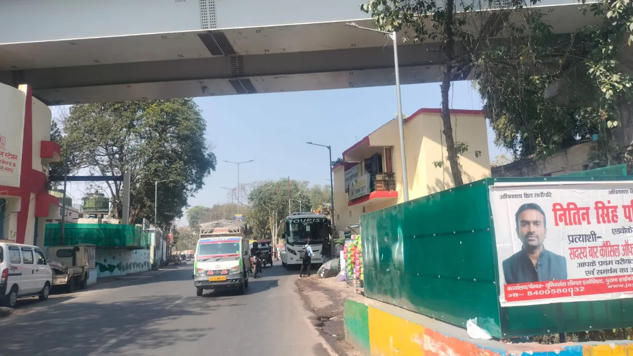 सार्वजनिक शौचालय बना डग्गामार बसों का स्टैंड, परिवहन आयुक्त कार्यालय के पास अवैध संचालन