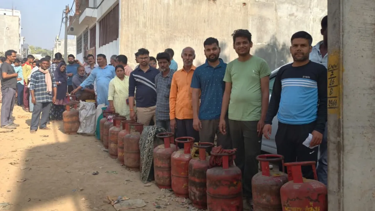 सिलेंडर की ब्लैक मार्केटिंग चरम परः कीमतें छू रही आसमान, लोगों को टोल-फ्री नंबर भी कर रहा परेशान... कैसे बुक कराएं गैस?
