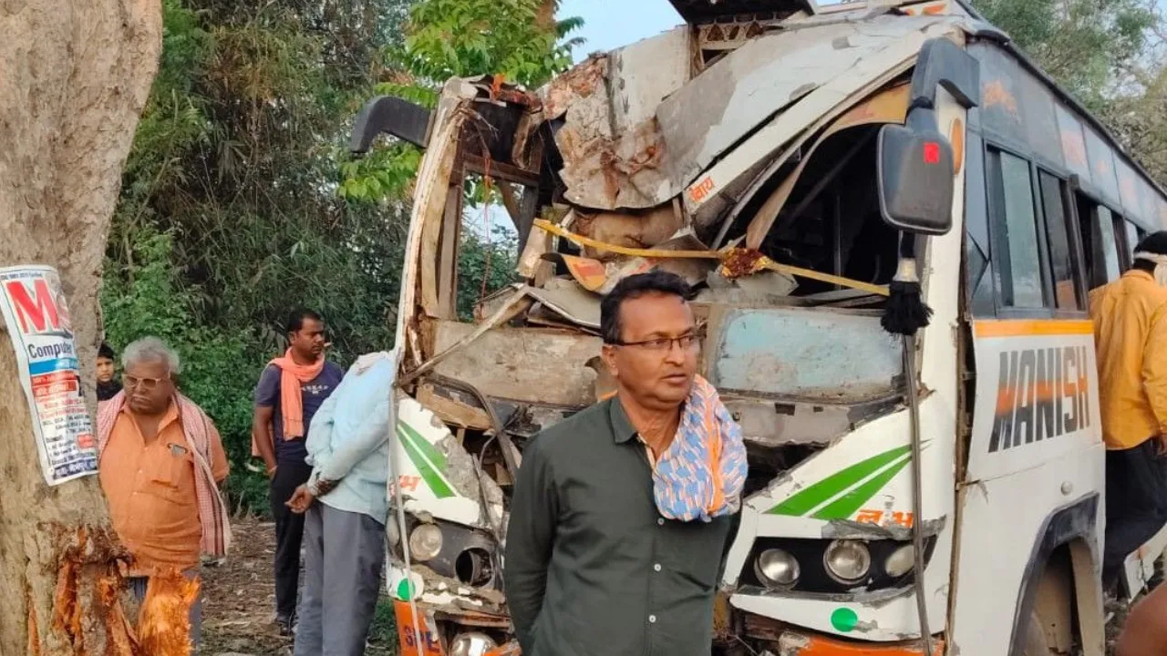 Mau Bus Accident: अयोध्या से लौट रहे श्रद्धालुओं की पेड़ से टकराई बस, 40 लोग घायल