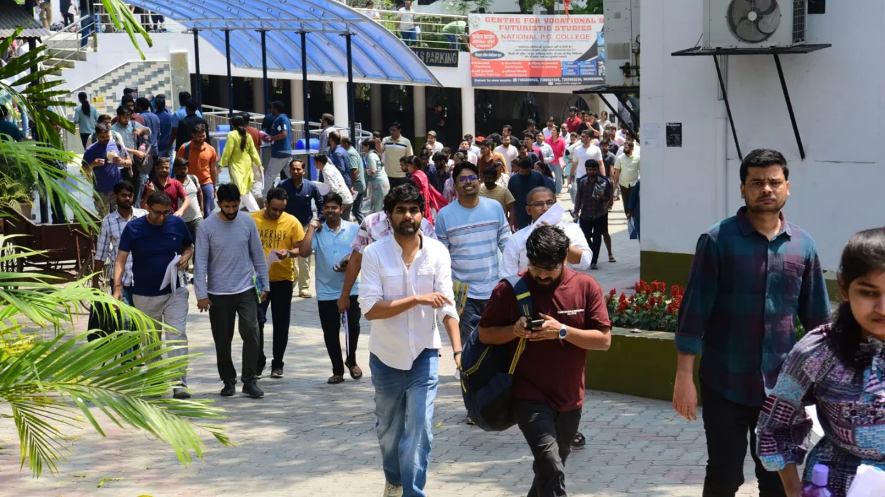 यूपी : लखनऊ और प्रयागराज के 27 केंद्रों पर चल रही यूपी पीसीएस की मुख्य परीक्षा, चप्पे-चप्पे पर पहरा 