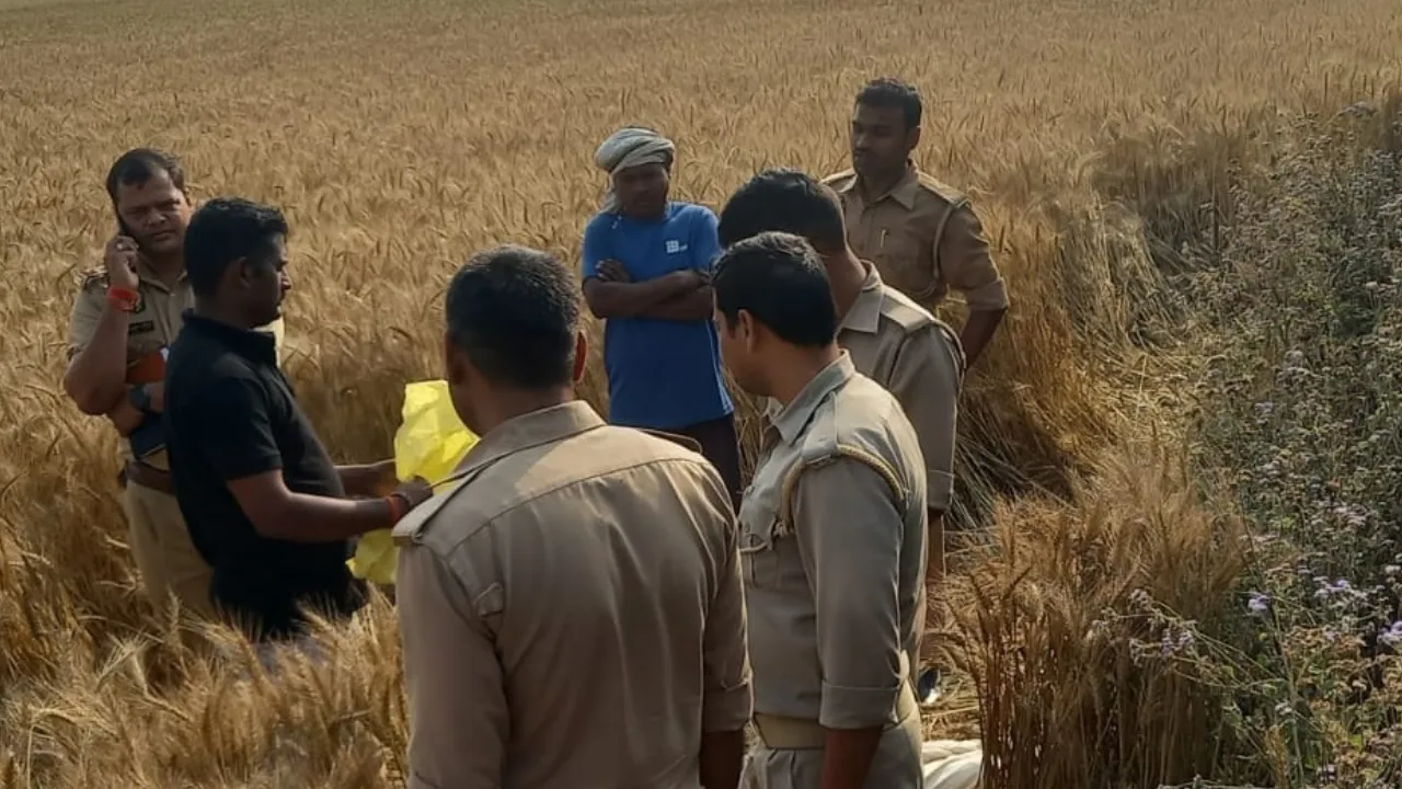Deoria News: खेत में मिला युवक का शव, हत्या की जताई जा रही आशंका 