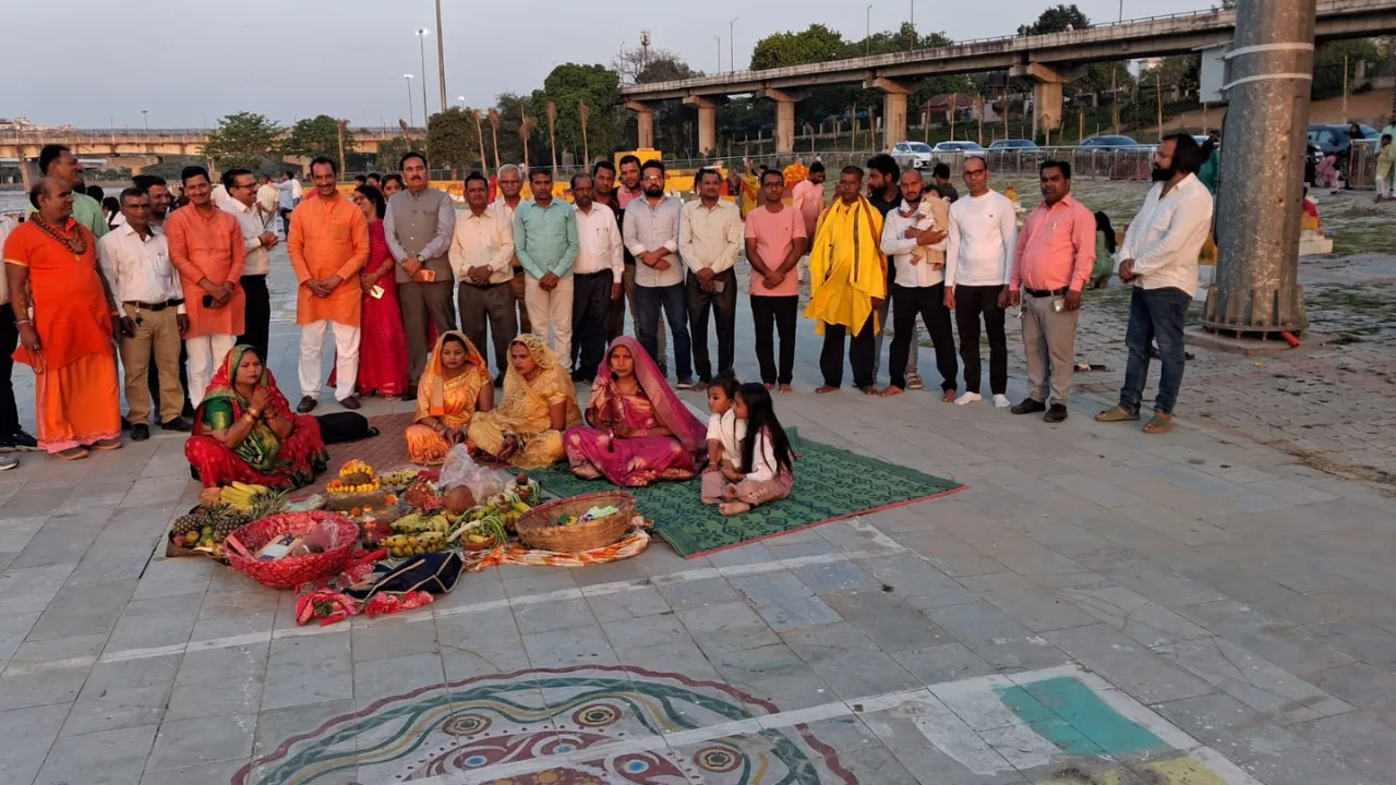 श्रद्धालुओं ने सूर्य भगवान को अर्घ्य देकर मांगी सुख-समृद्धि, अखिल भारतीय भोजपुरी समाज के नेतृत्व में चैती छठ महापर्व का आयोजन