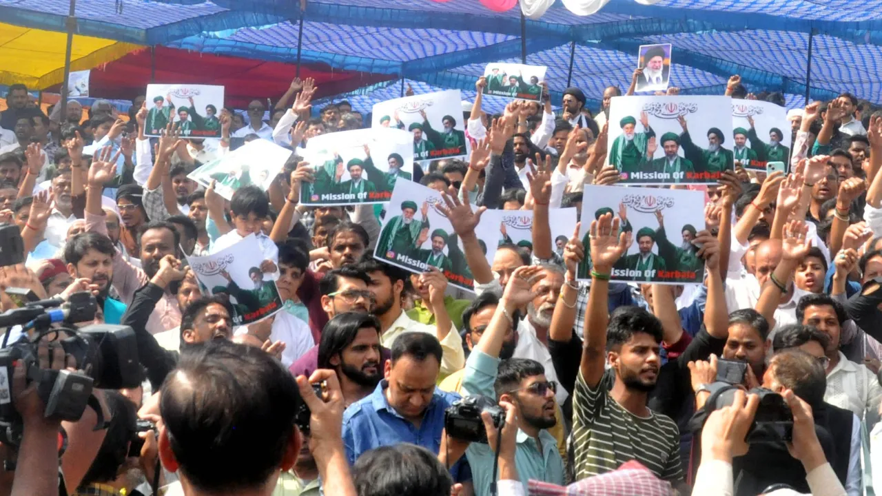 अलविदा जुमे की नमाज के बाद सड़कों पर गूंजा गुस्सा! अमेरिका-इजरायल के खिलाफ कल्बे जवाद का तीखा बयान- 'खामेनेई की शहादत सिखाती है...