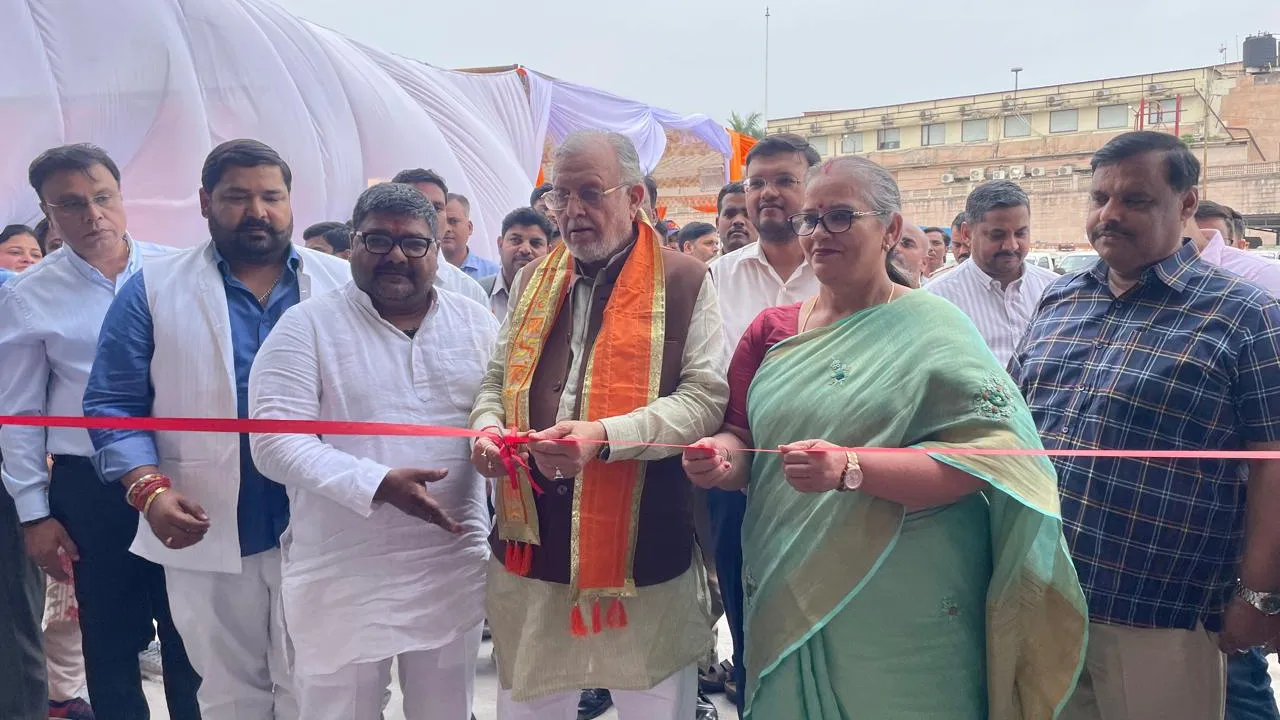 101 इलेक्ट्रिक वाहनों से होगा कूड़ा कलेक्शन, मंत्री ने 1090 चौराहे से दिखाई वाहनों को हरी झंडी