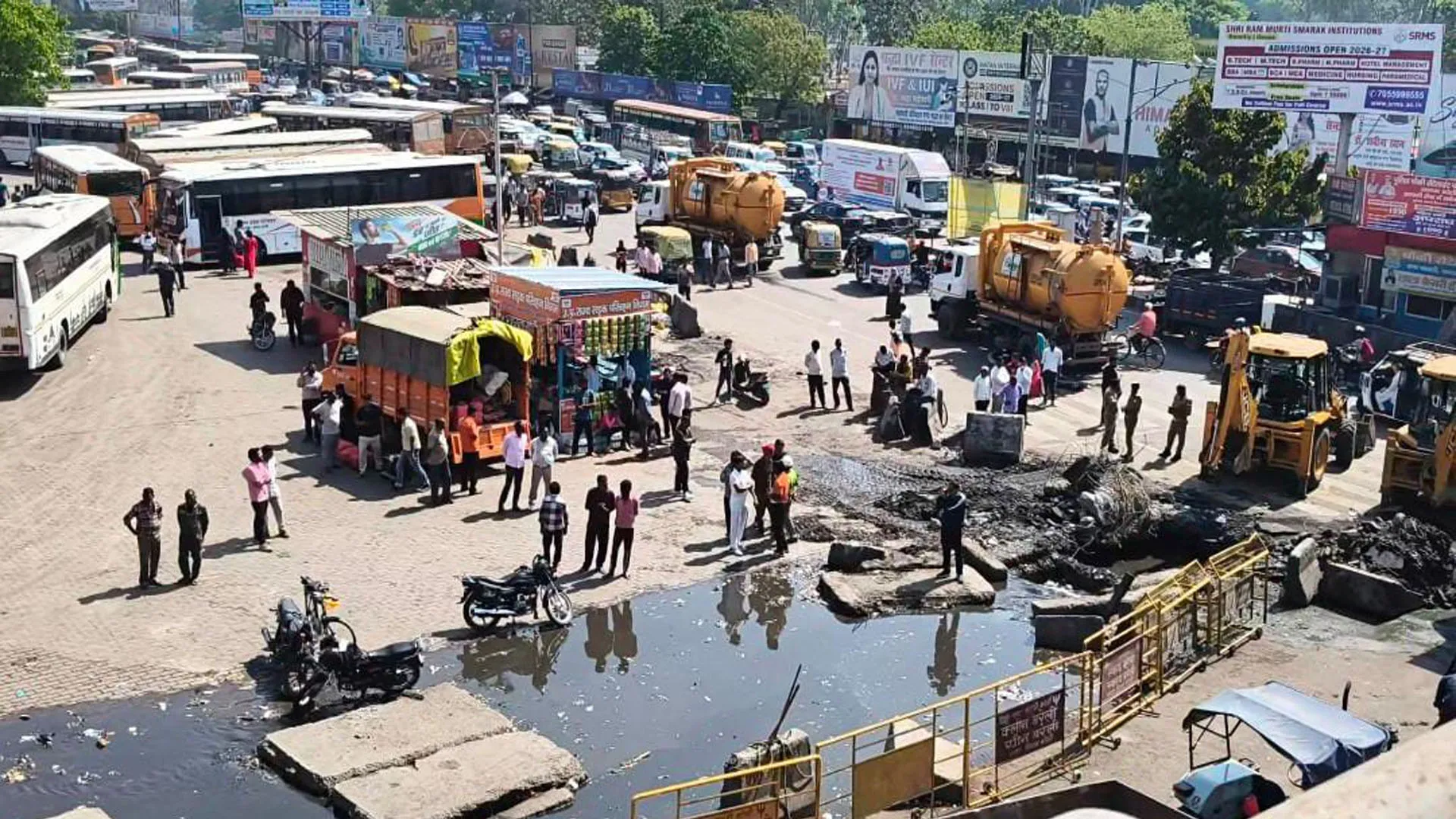 Bareilly : सैटेलाइट बस स्टैंड के पास खुले नाले में गिरा युवक...घंटों कोशिश के बाद भी तलाश जारी 