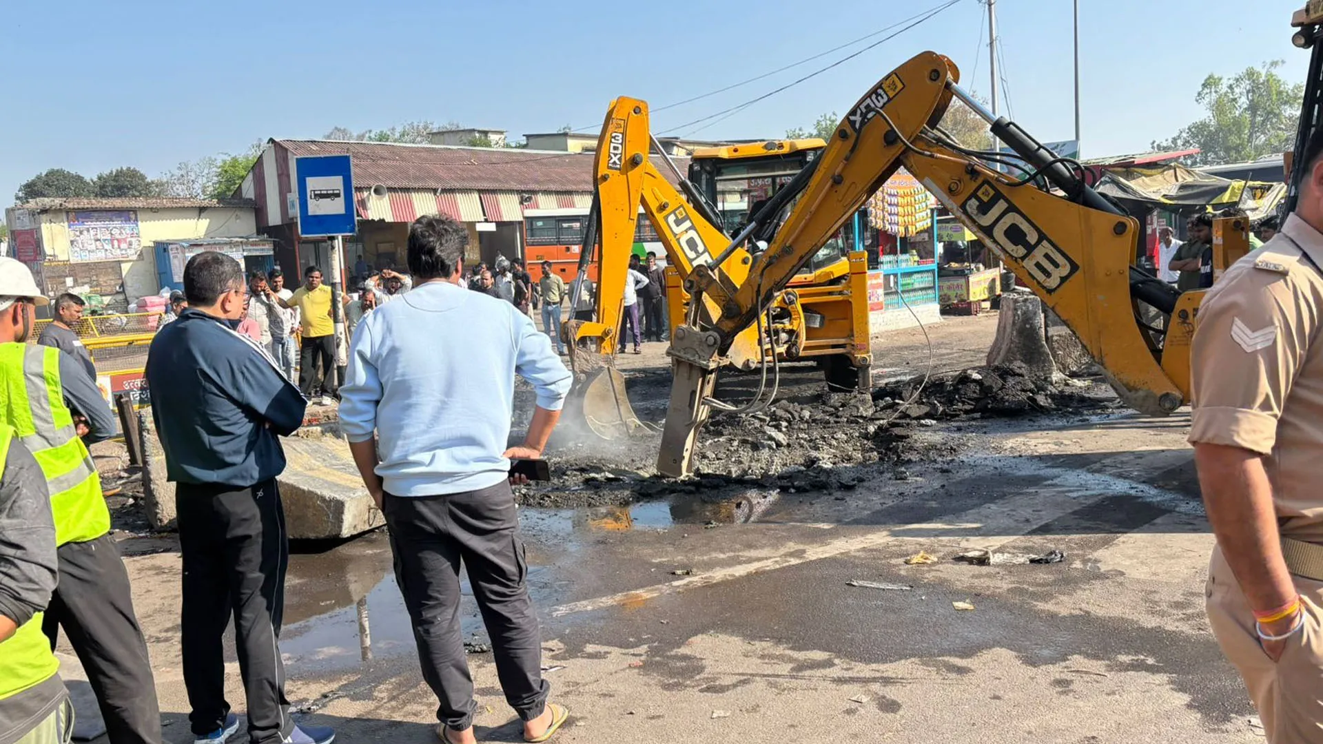 Bareilly: सैटेलाइट बस अड्डे के पास नाले में गिरे युवक का दूसरे दिन भी सुराग नहीं, शासन तक पहुंची गूंज