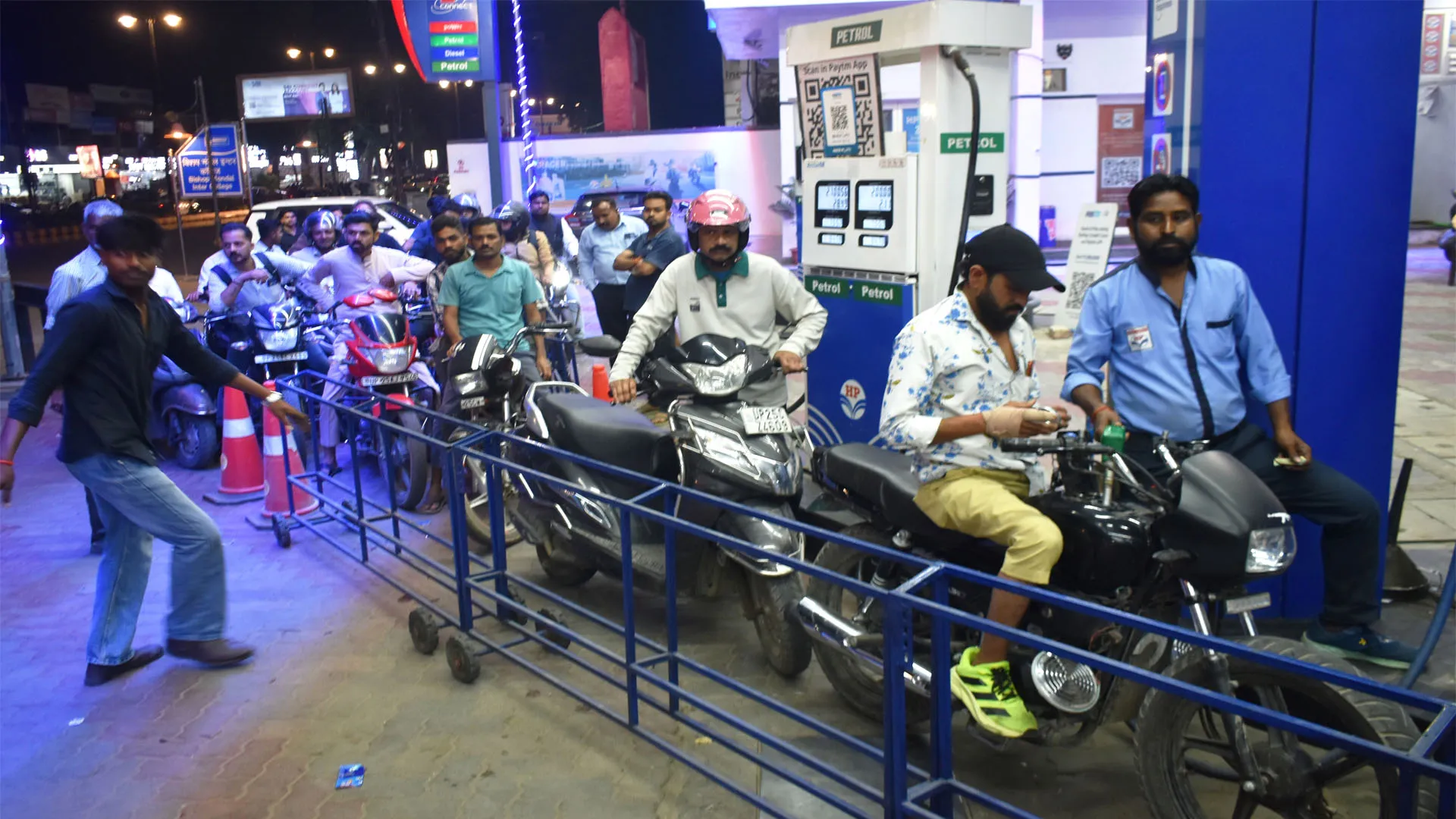 Bareilly : गैस के बाद पेट्रोल संकट का शोर...पंपों पर उमड़ी भीड़ तो अफवाहों से बचने की मिली सलाह