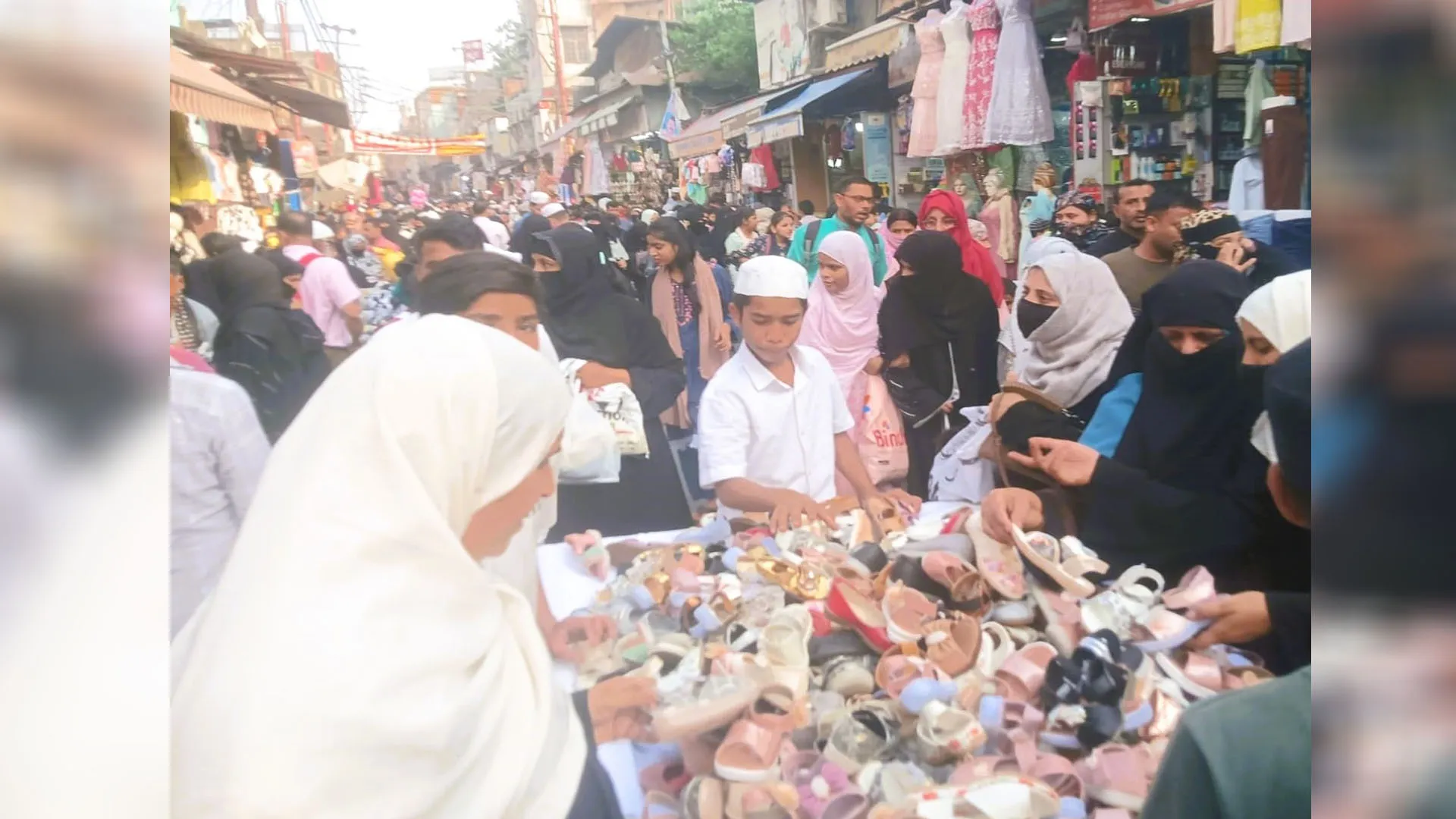 Moradabad: ईद-उल-फितर से पहले बाजारों में खरीदारी ने पकड़ा जोर, सेवइयों और रेडीमेड कपड़ों की बढ़ी मांग