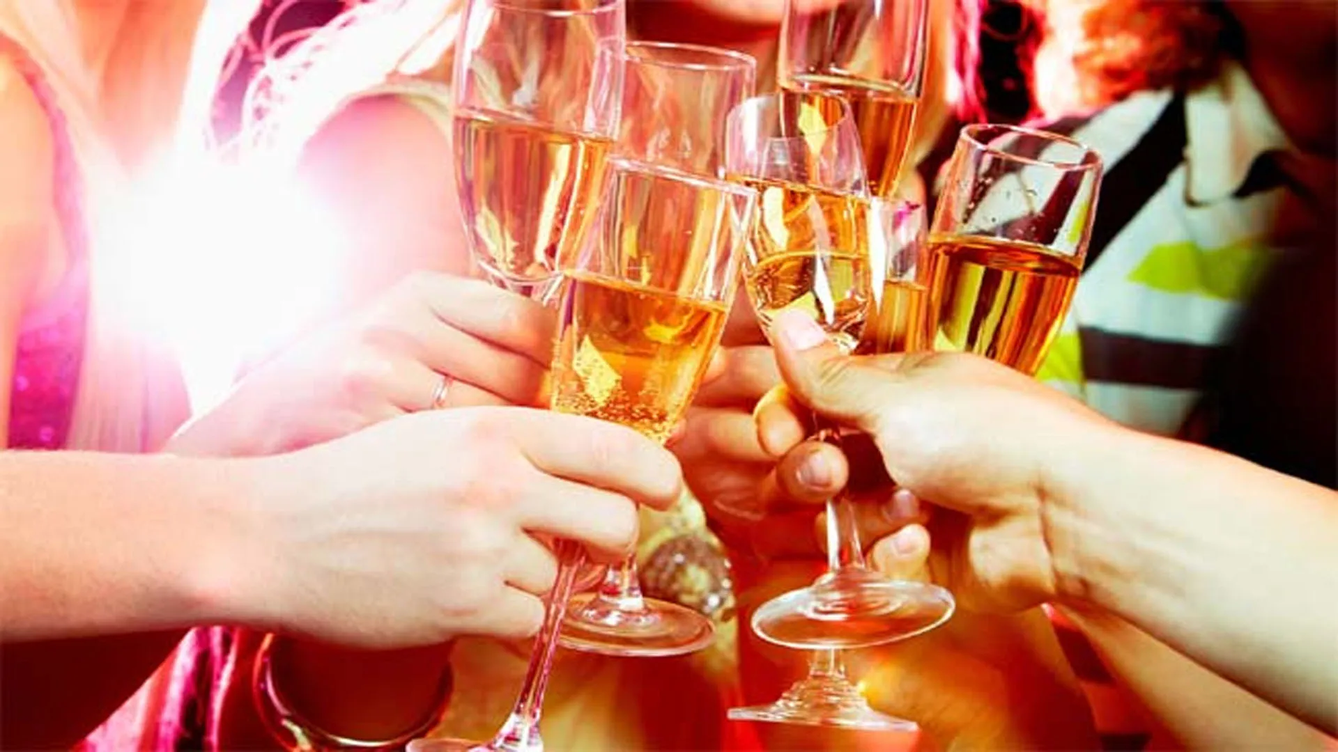 Moradabad: होटल में रंगरेलियां मना रहे दस लड़कों को तीन महिलाओं के साथ पकड़ा 