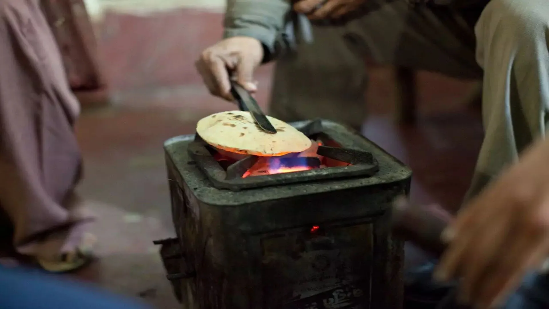 Uttrakhand: पीएनजी कनेक्शन और गैस के विकल्प के रूप में पिरुल ब्रिकेट को दें बढ़ावा