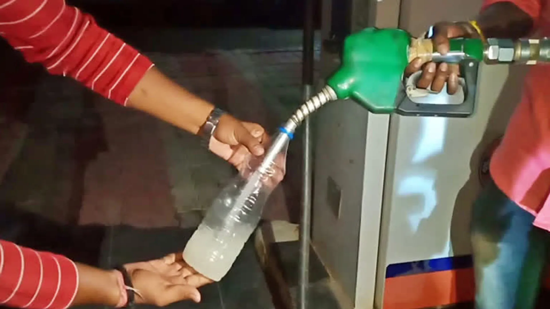 Moradabad: ड्रम, बोतल और कैन में पेट्रोल-डीजल की बिक्री पर रोक, केवल वाहनों में ईंधन की आपूर्ति