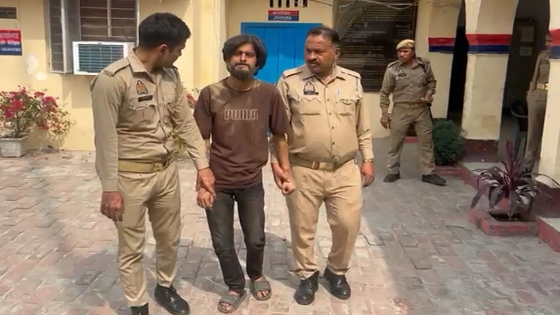 Bareilly: पुलिस हिरासत में लंगड़ाता दिखा खुद को हिंदू संगठन का नेता बताने वाला ऋषभ