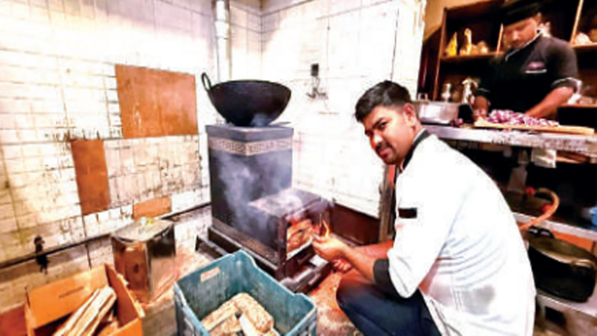 Uttrakhand: लकड़ी के चूल्हे, तंदूर और बुक्खारी पर बन रहा कुमाऊंनी व्यंजन