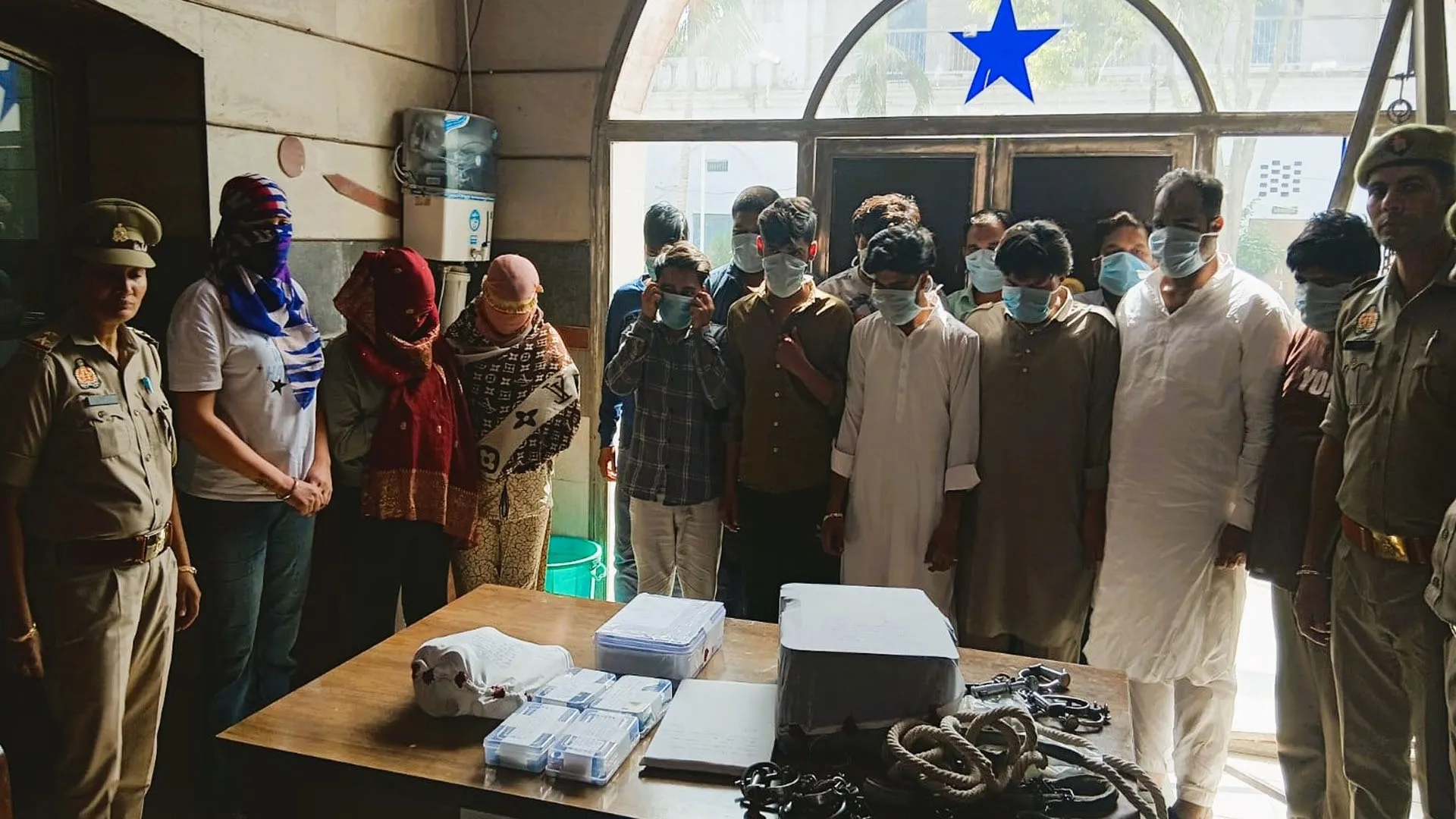 Moradabad: आर्थिक रूप से कमजोर महिलाओं को लालच देकर करा रहे थे देह व्यापार