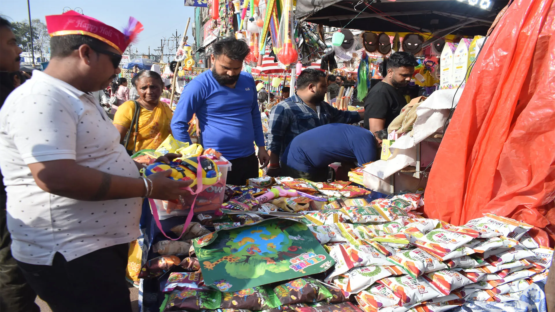 Bareilly: होली बाजार में हर्बल और ऑर्गेनिक रंगों की मांग सबसे ज्यादा