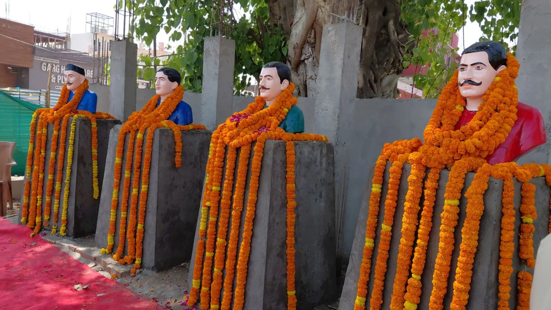 UP: सीएम के आदेश पर नगर निगम ने शहीदों की प्रतिमाएं पुनः की स्थापित