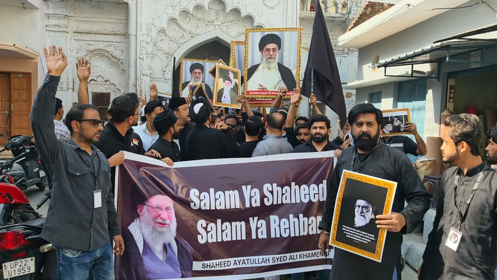 UP: खामेनेई की मौत के बाद शिया समुदाय में उबाल, रामपुर में सड़क पर दिखा आक्रोश