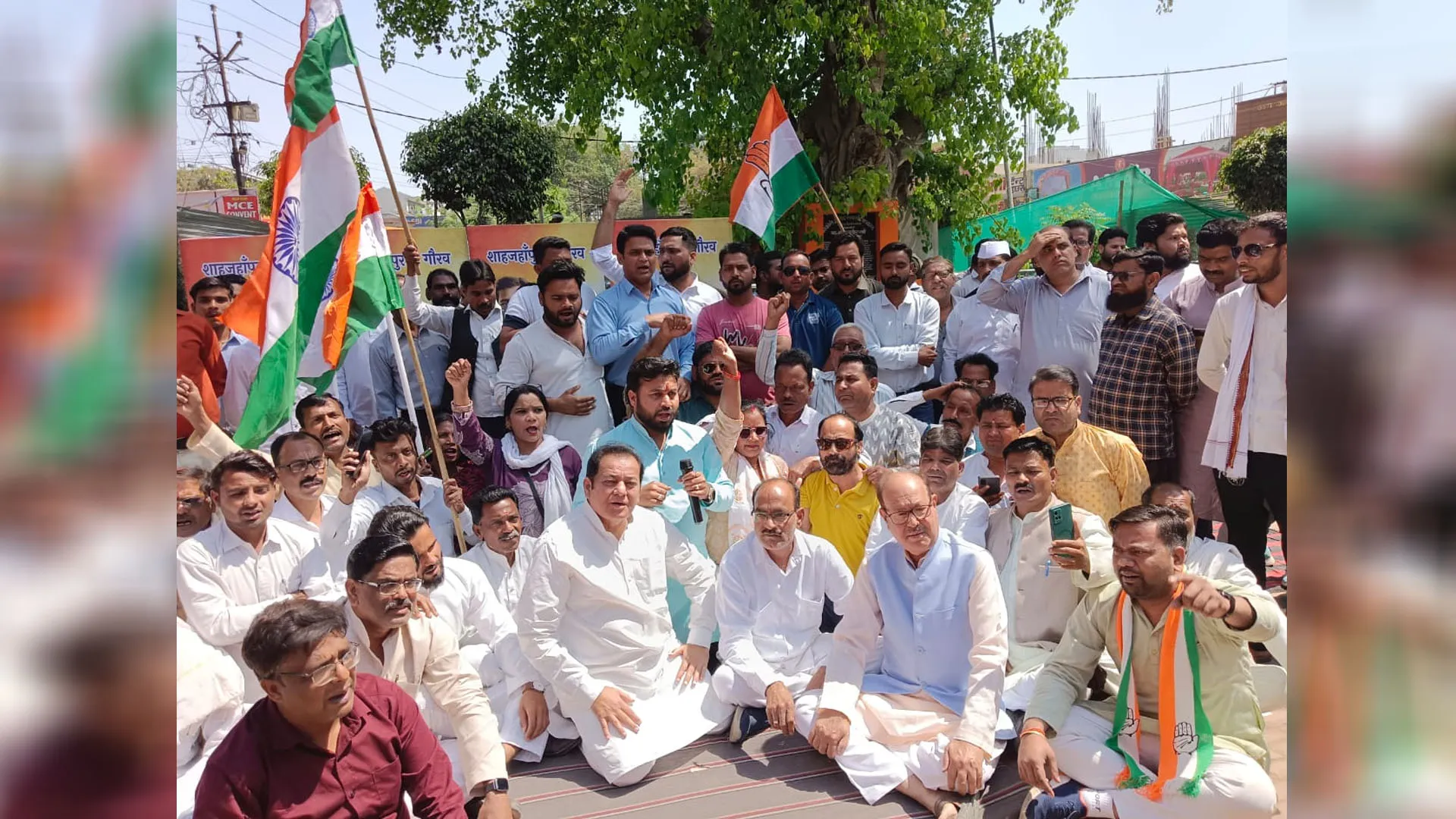 शाहजहांपुर: सीएम ने 24 घंटों में शहीदों की प्रतिमाएं लगाने का दिया निर्देश...एई-जेई निलंबित व फर्म हुई ब्लैकलिस्ट