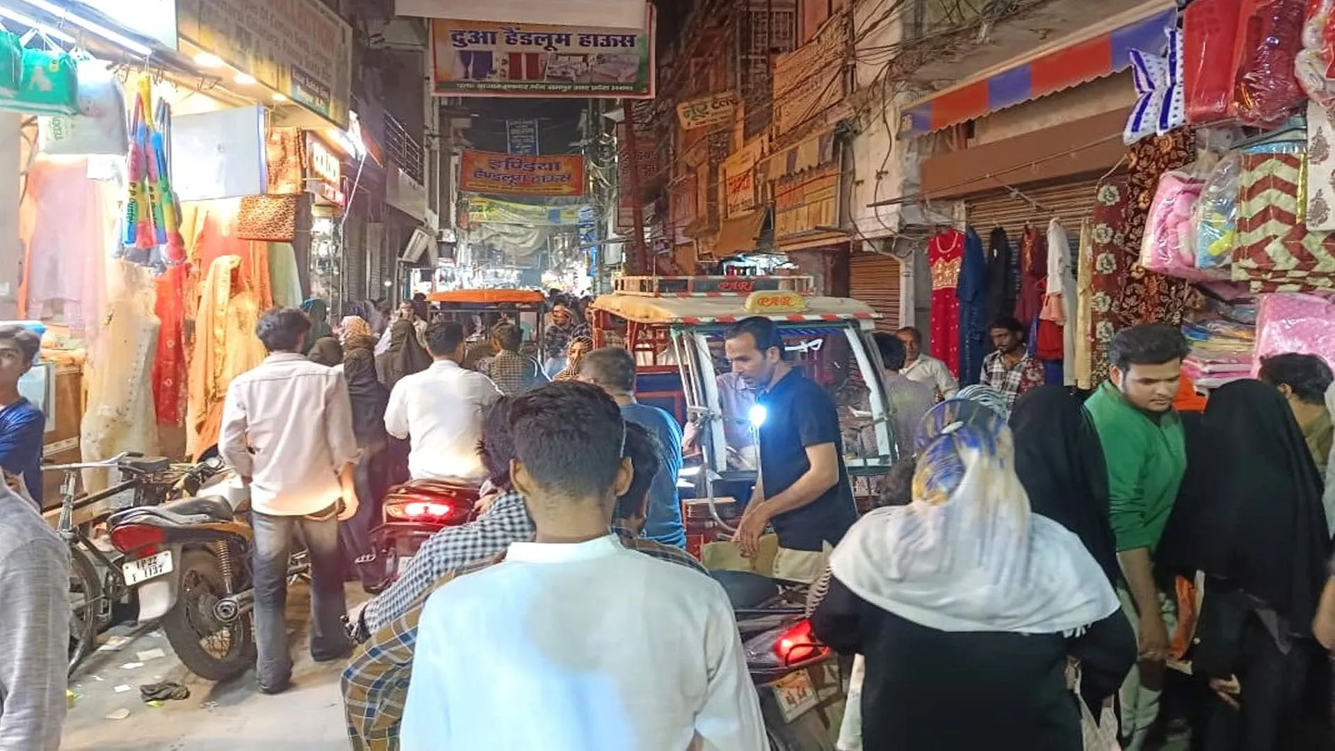 UP: ईद की तैयारी शुरू, अब बाजारों में देर रात तक दिखने लगी रौनक