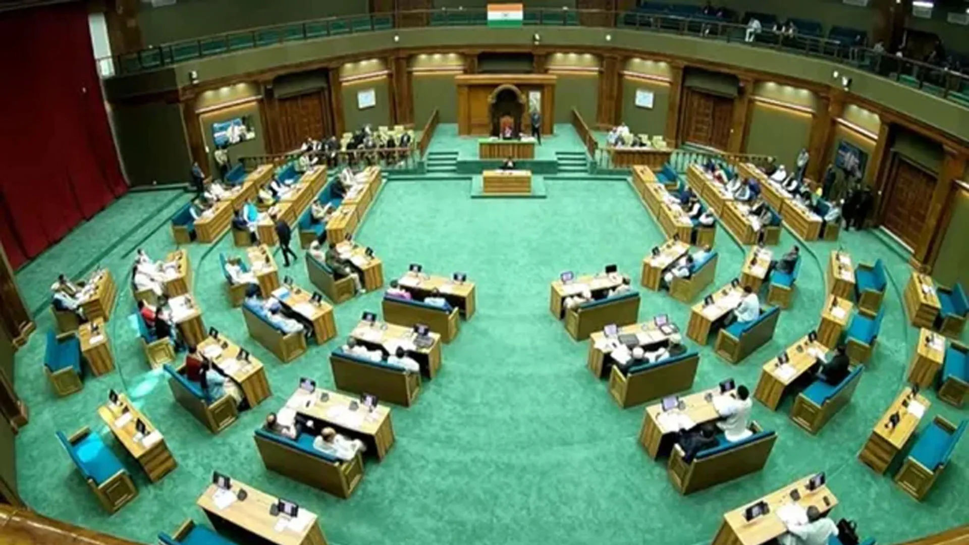 Uttrakhand: सदन में गूंजा एलपीजी मामला...विपक्ष ने किया जोरदार हंगामा