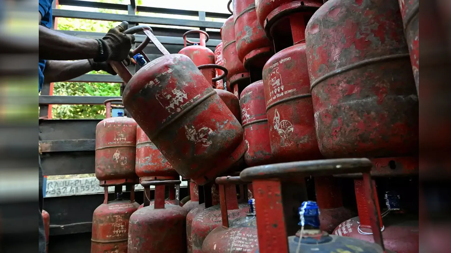 Bareilly: गैस सिलेंडर की ओवर रेटिंग व कालाबाजारी पर होगी एफआईआर