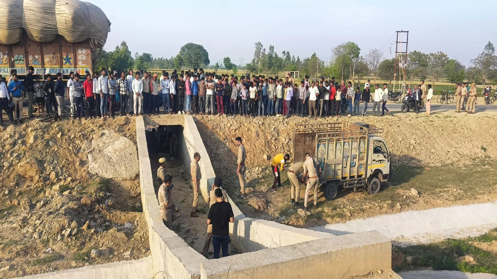 बदायूं: अंडरपास के नीचे मिला युवक का शव, सिर पर वार कर हत्या की आशंका