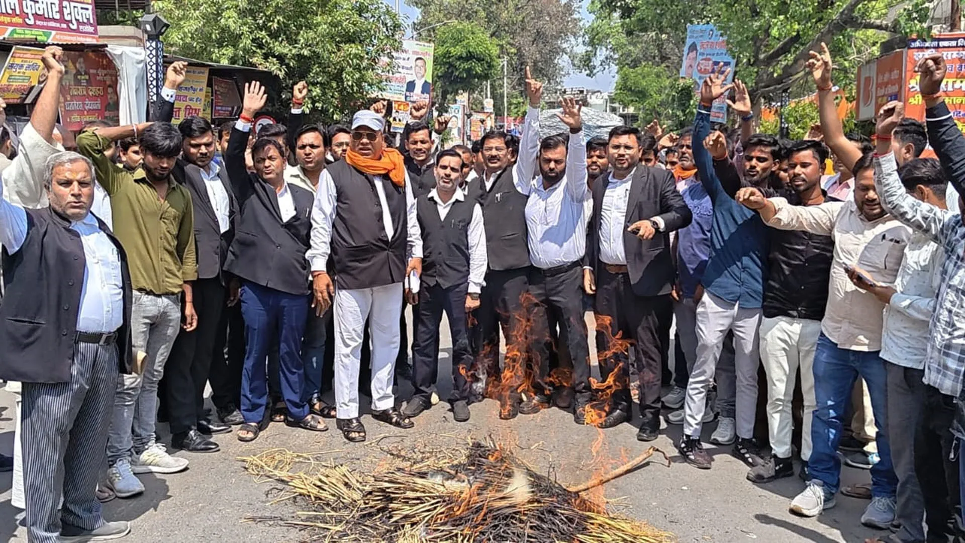 UP: शहीदों की प्रतिमाएं तोड़ने के बाद शाहजहांपुर में दूसरे दिन भी उबाल, प्रदर्शन-नारेबाजी