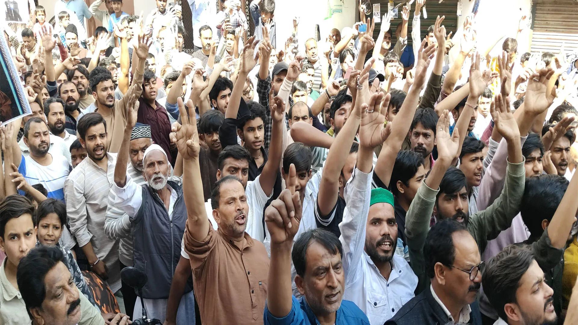 Sambhal: खामेनेई की मौत के गम में बाजार बंद, सड़कों पर उतरे लोग