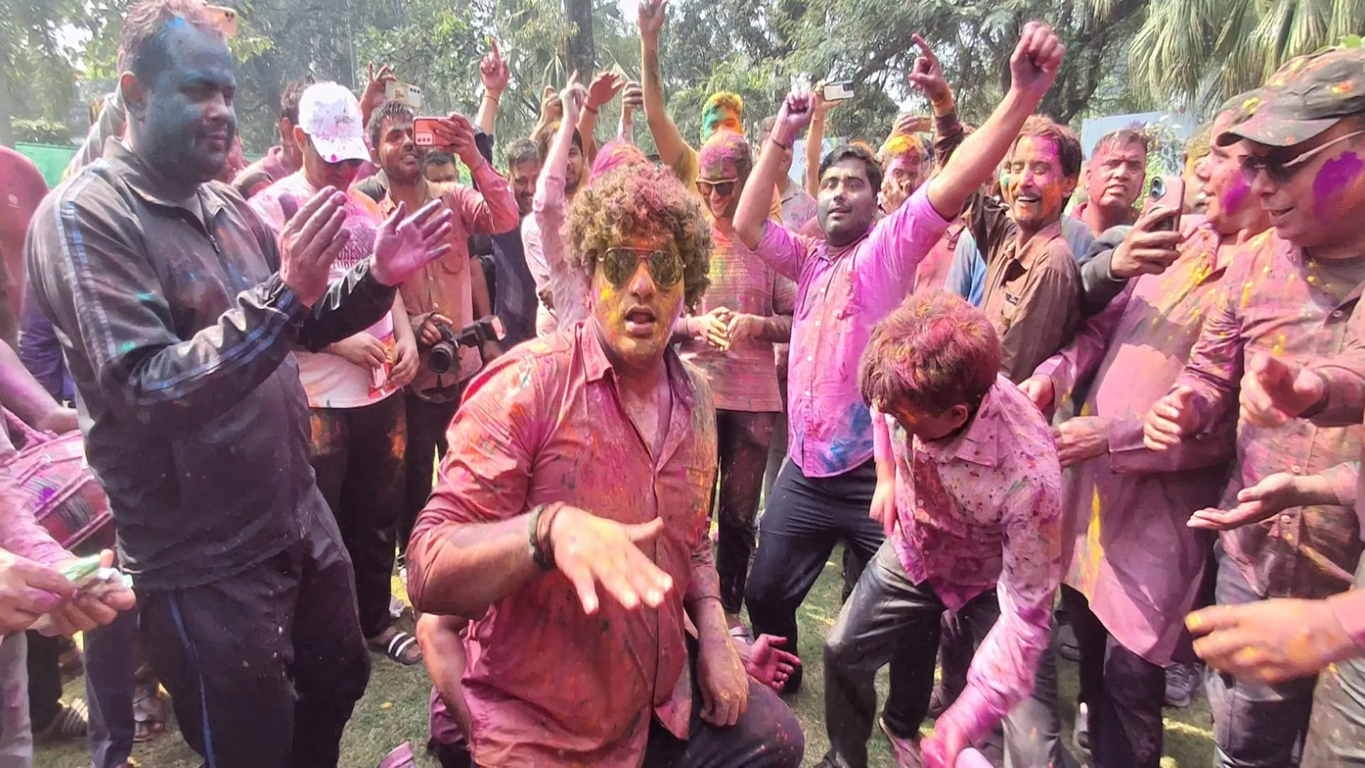 पुलिस की होली: चुम्मा-चुम्मा गाने पर खूब थिरके, एसएसपी अनुराग आर्य का दिखा रंगीला अंदाज