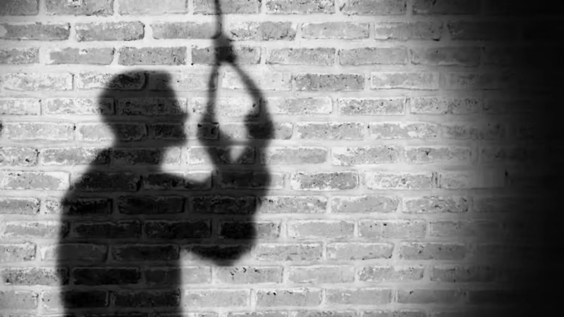 Moradabad : अध्यापक ने की फांसी लगाकर आत्महत्या, शव लटका देख निकलीं पत्नी की चीखें