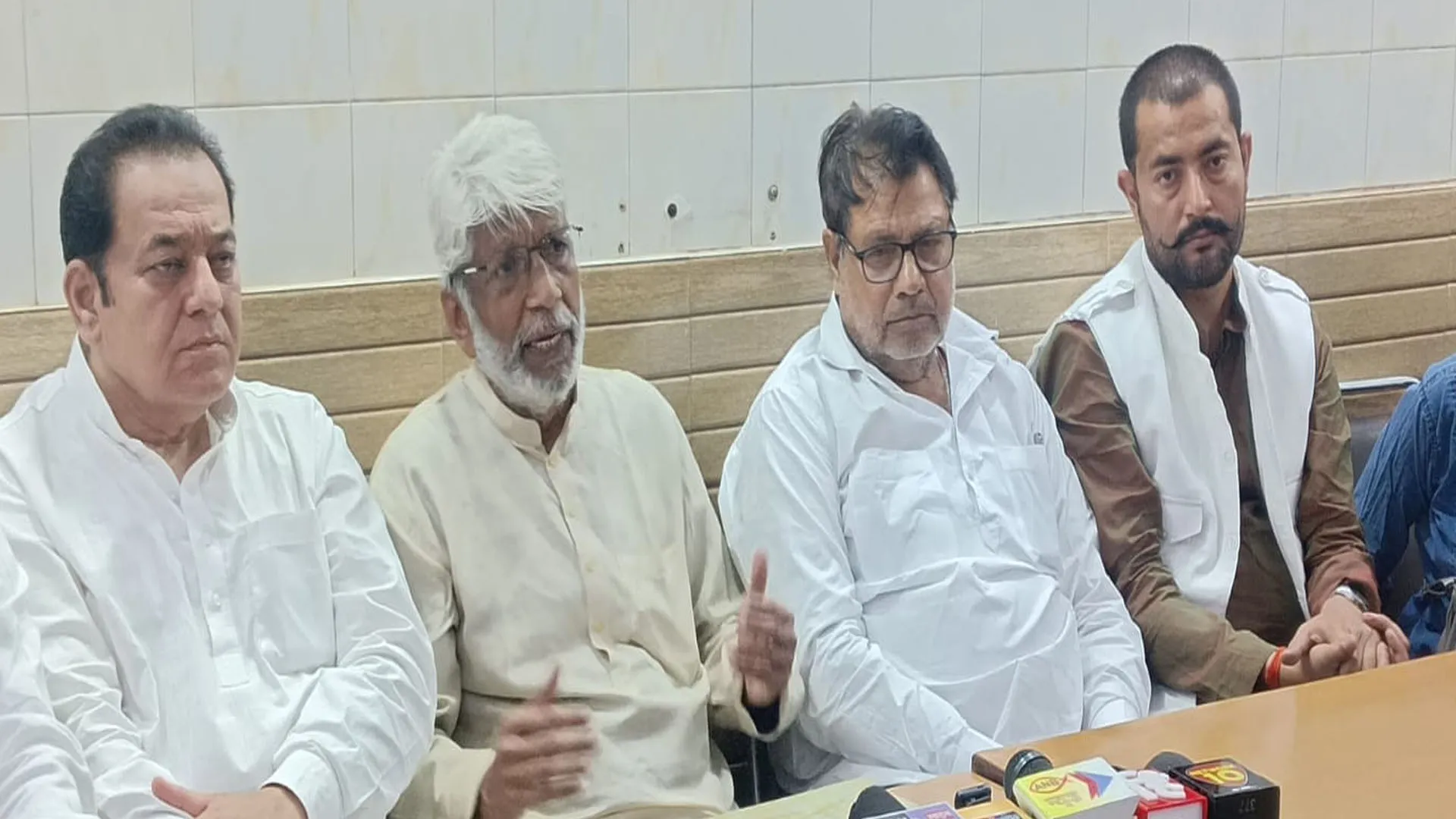 UP: प्रतिमा तोड़ने से शहीदों की आत्मा घायल, निगम अधिकारी सीधे तौर पर दोषी