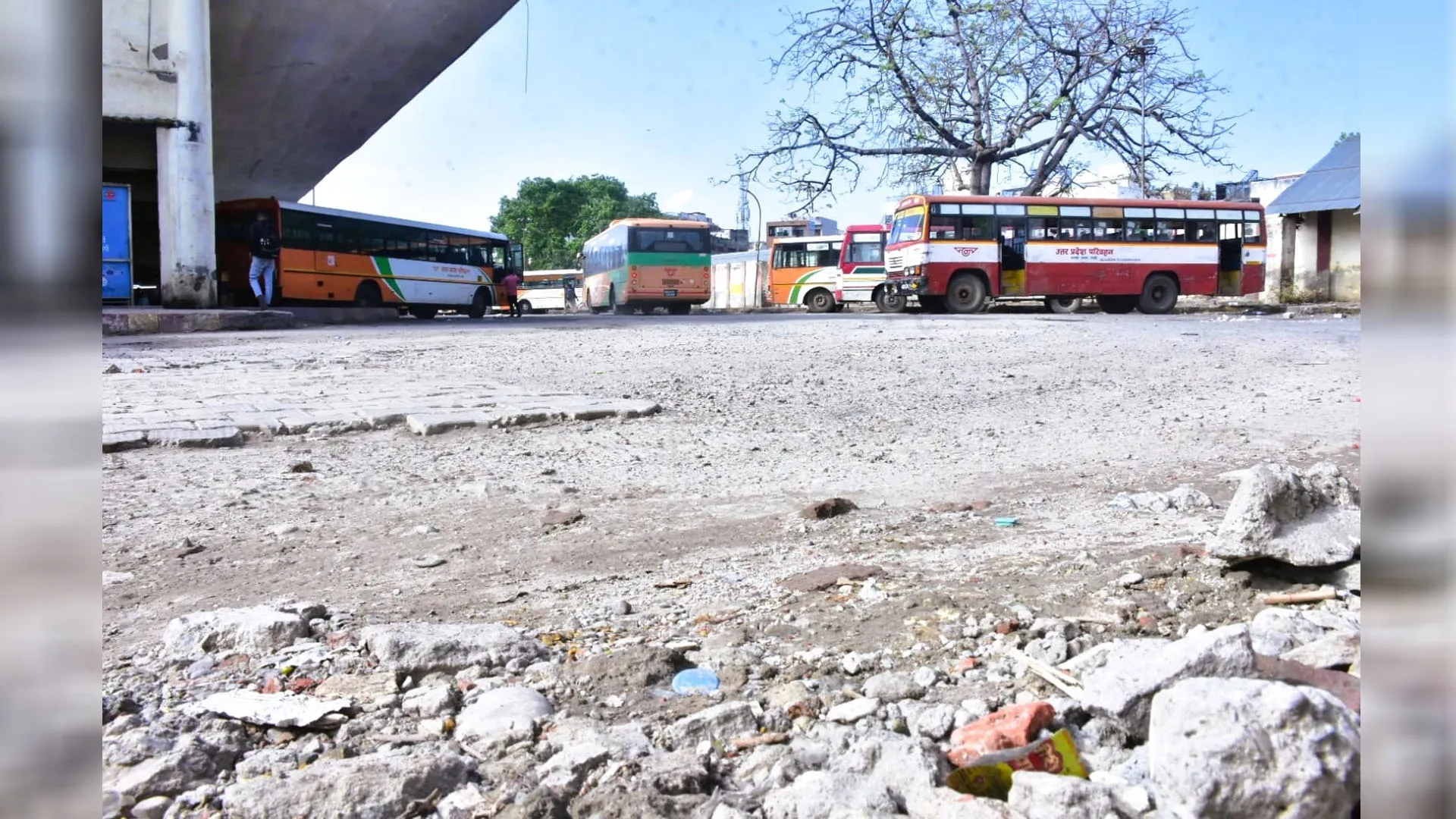 Moradabad: डिपो की खस्ताहाल सड़क हल्की बारिश में ही हुई जलमग्न