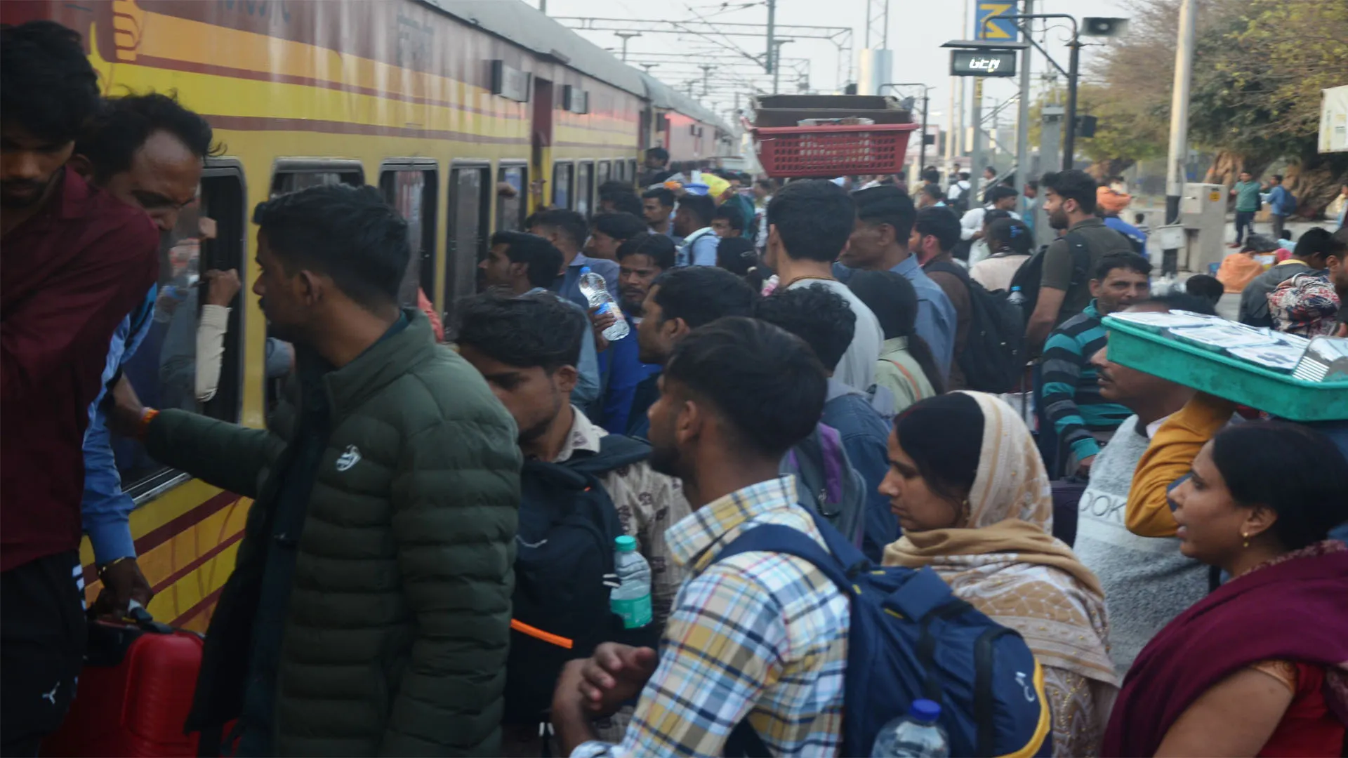 Bareilly : होली का अवकाश शुरू होते ही ट्रेनों में भीड़ उमड़ी, सीट मिलना हुआ मुश्किल