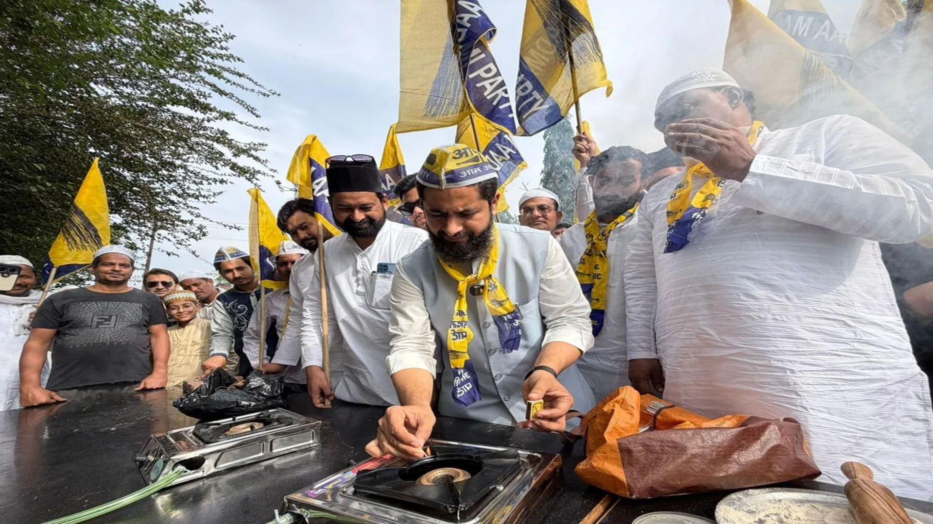 UP: गैस की बढ़ती कीमतों के विरोध में आप का प्रदर्शन, नाले के पानी से चूल्हे को जलाने का प्रयास