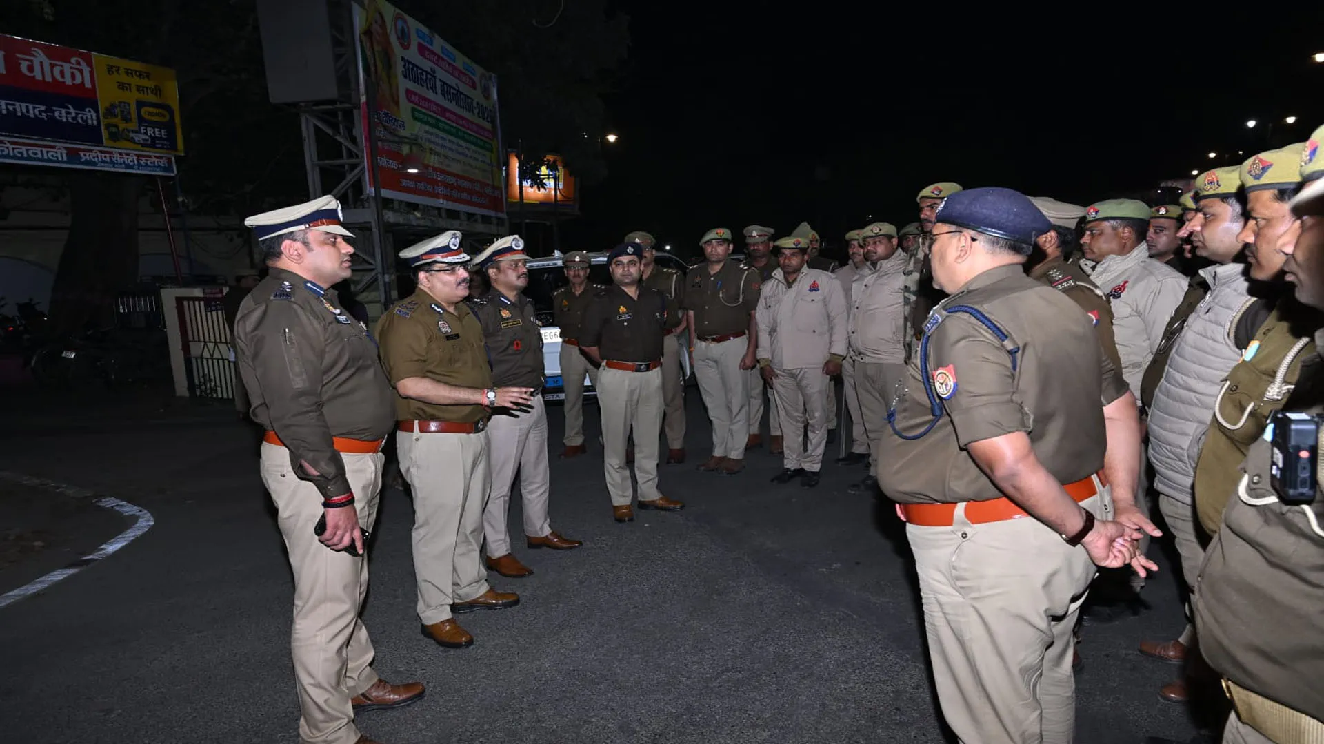 Bareilly: पुलिस अफसरों ने परखी चौकी-थानों की मुस्तैदी, चेक किया डायल 112 का रेस्पॉन्स टाइम