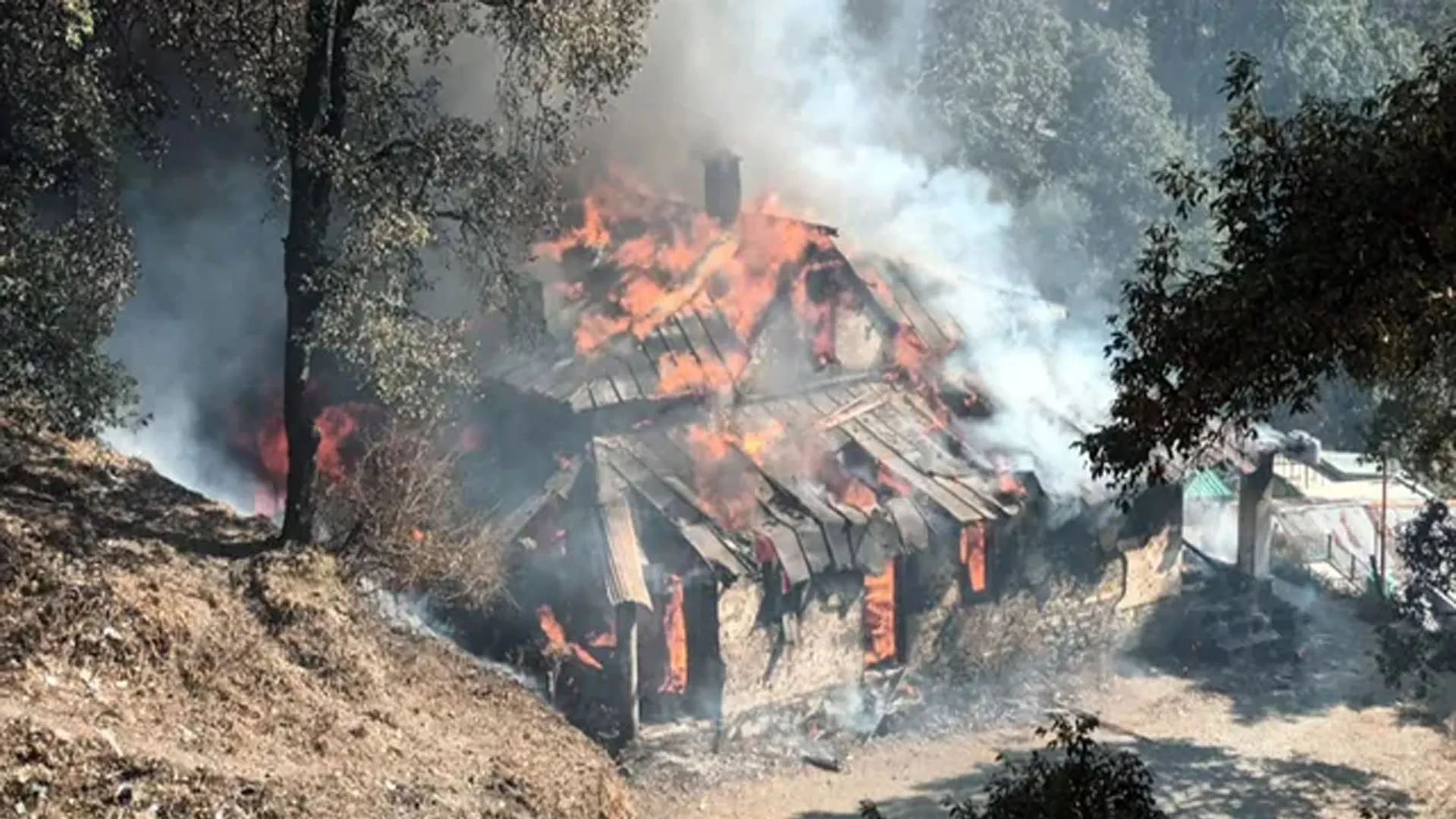 Uttrakhand : नैनीताल के ग्लेनमोर में भीषण अग्निकांड, ब्रिटिशकालीन भवन खाक