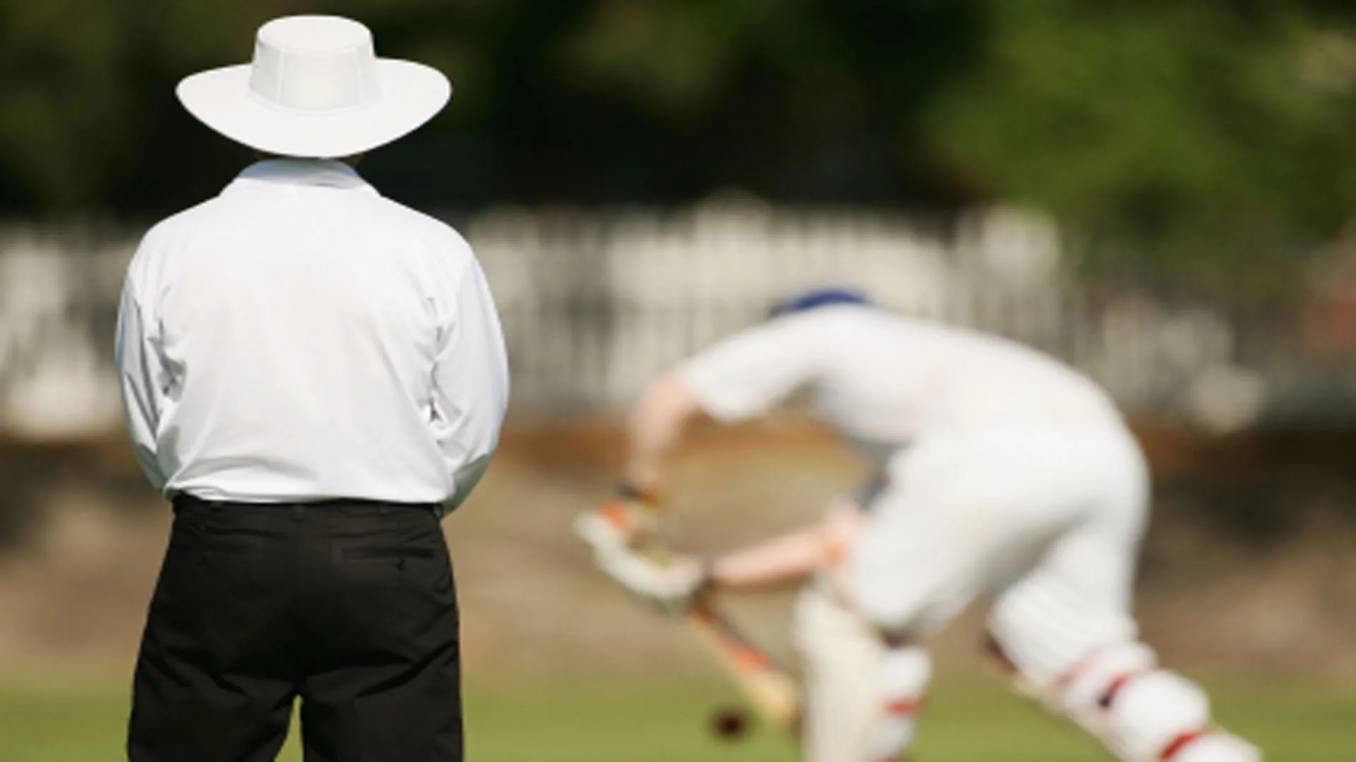 UP: क्रिकेट मैच के दौरान यूपीसीए के अंपायर को आया हार्ट अटैक...पल भर में थमी सांसे