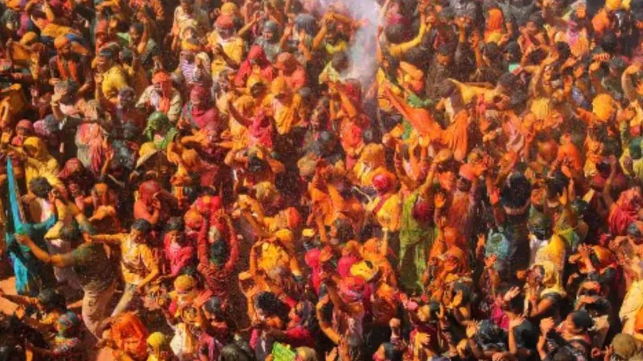 जौनपुर में होली का उत्साह : हर्षोल्लास के वातावरण में धूमधाम से मना त्यौहार, सुरक्षा के रहे कड़े इंतजाम 