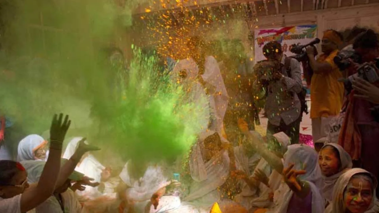 वृंदावन में विधवा महिलाओं ने खेली होली: टूटी सालों पुरानी परंपरा, मंदिर परिसर में जमकर उड़ा गुलाल 