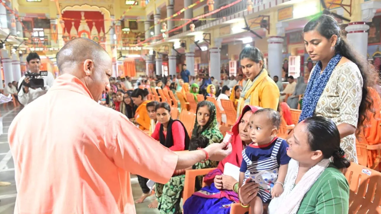 सीएम योगी ने लोगों की समस्याएं सुनीं,  कहा- निस्तारण में शिथिलता अक्षम्य 