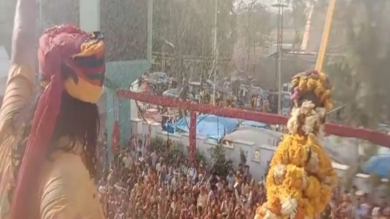  मथुरा में हाईड्रोलिक पिचकारी से खेली गई होली:  देवकीनंदन महाराज ने बरसाया टेसू का रंग, भक्तों पर पुष्पवर्षा 